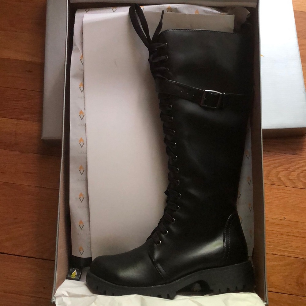NWT Lace Up, Knee High, Combat Boots. Size 7
